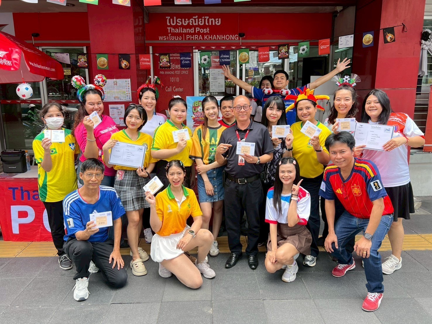 ส่องปรากฏการณ์ทั่วไทย เมื่อฟุตบอลระดับโลก ปลุก “ความหวัง” คนไทย ให้อะดรีนาลินกลับมาหลั่งอีกครั้ง ผ่าน “ไปรษณียบัตรและโปสต์การ์ดออนไลน์เชียร์ทีมแชมป์”