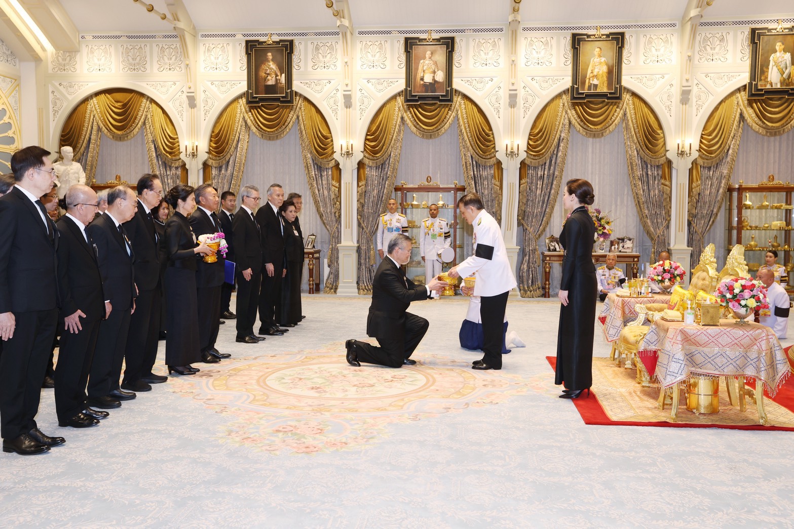 “พระบาทสมเด็จพระเจ้าอยู่หัว” และ “สมเด็จพระนางเจ้า ฯ พระบรมราชินี” พระราชทานพระบรมราชวโรกาสให้ คณะกรรมการ “ธนาคารกรุงเทพ จำกัด (มหาชน)” เฝ้าทูลละอองธุลีพระบาทถวายพระพรชัยมงคล