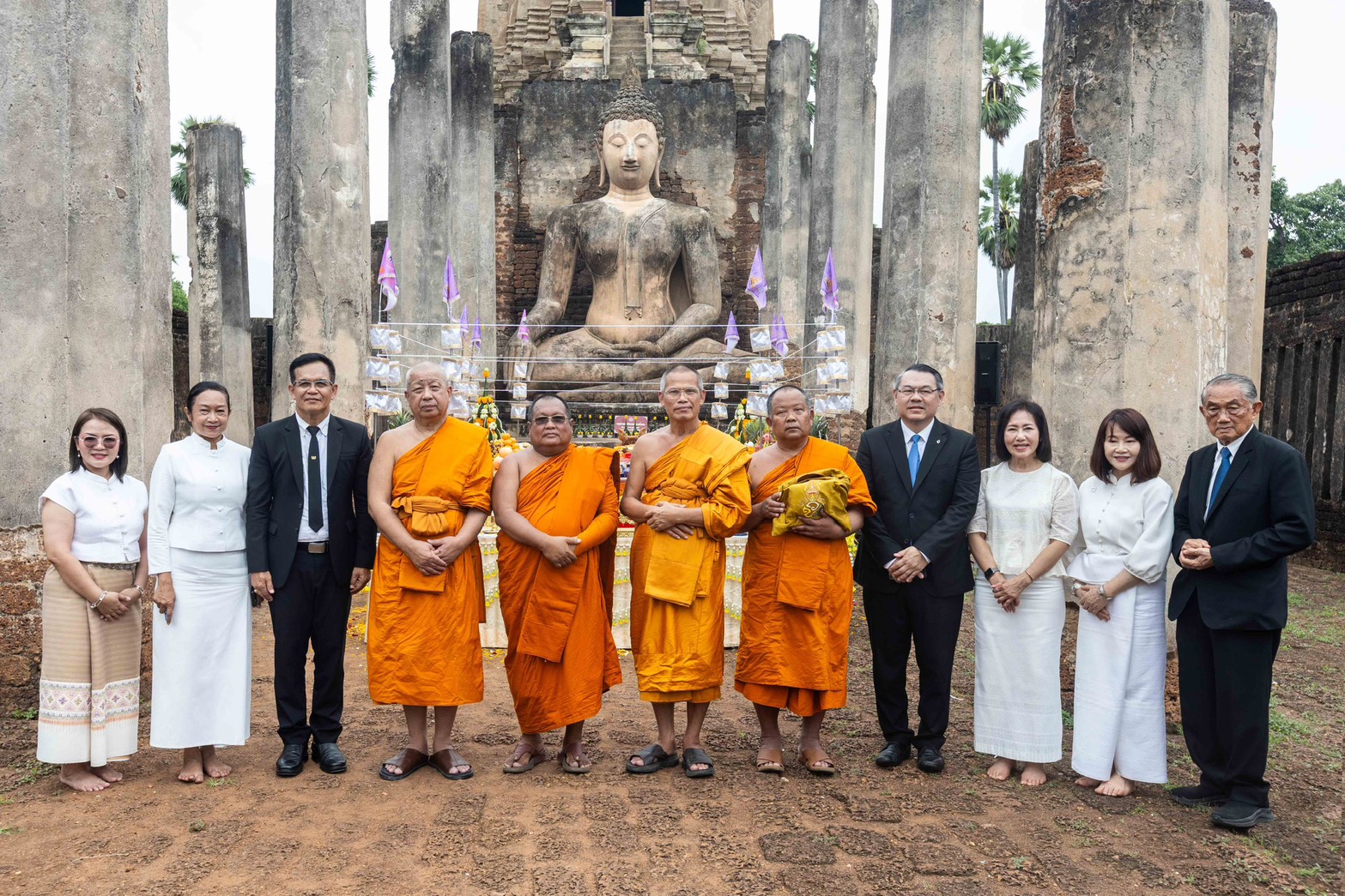 “ธนาคารกรุงเทพ” จัดพิธีพุทธาภิเษกวัตถุมงคลที่ระลึก 60 ปี งานพระกฐินพระราชทาน “พระพุทธมหานวนาคปฏิมากร” และ “พระร่วงหลังรางปืน” ณ วัดพระศรีรัตนมหาธาตุราชวรวิหาร จ.สุโขทัย