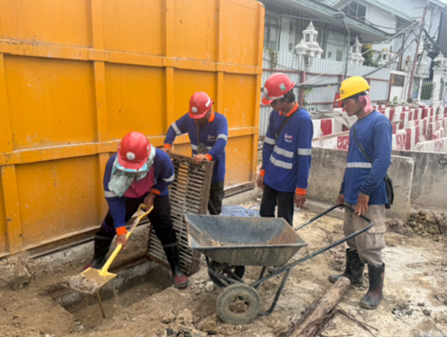 “รฟม.” คุมเข้มไซต์งานก่อสร้างรถไฟฟ้าสายสีส้ม ขุดลอกท่อ-คลุมผ้าใบมิดชิด ป้องกันดินอุดตันช่วงฝนตก